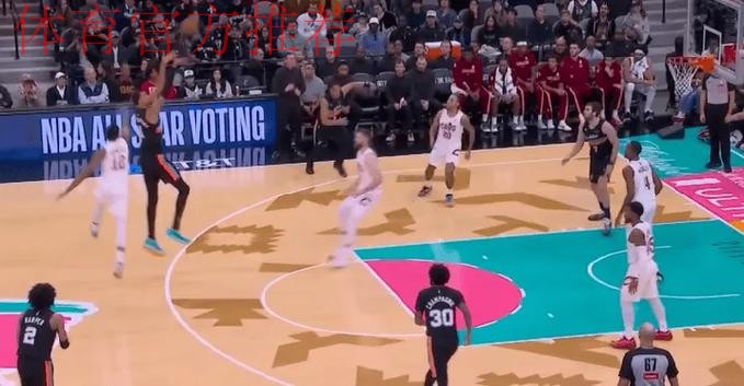 文班亚马中路持球 弧顶干拔三分命中 文班亚马中路持球 弧顶干拔三分命中